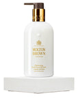 Mesmerising Oudh Accord and Gold | Hand